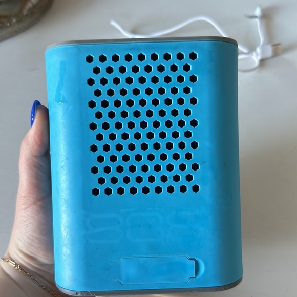 WATERPROOF BLUETOOTH SPEAKER - Picture 3 of 5
